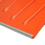 Narancssárga hólapát fém éllel és fa nyéllel – nagy méretű hóeltakarításhoz