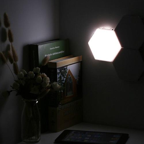Színes, moduláris LED világítás készlet – 7 darabos / méhsejt forma, érintésérzékeny