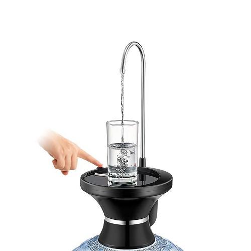 Tölthető, automata vízadagoló pumpa pohártartó tálcával