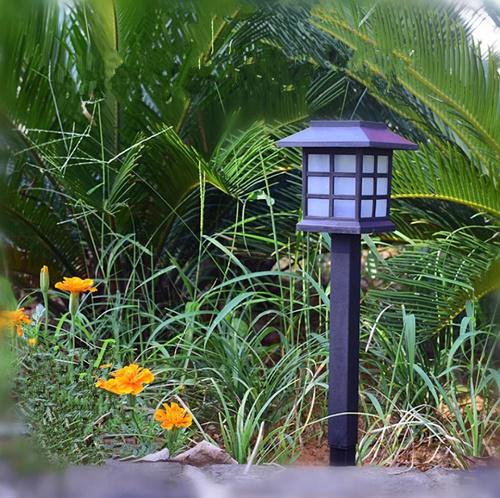 Napelemes kültéri kerti lámpa, földbe szúrható X17
